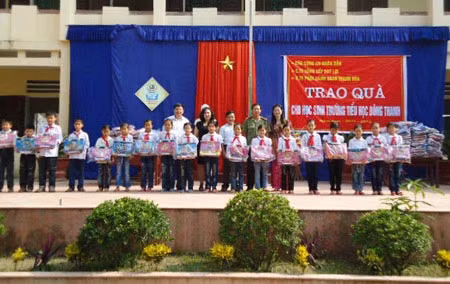 Đại diện Báo CAND-Chuyên đề ANTG, doanh nghiệp Võng xếp Duy Lợi và Công ty Cổ phần Phát hành Sách Thanh Hoá tặng quà cho học sinh trường tiểu học Đông Thanh, Đông Sơn, Thanh Hoá.