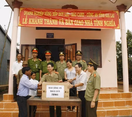 Vợ chồng ông Lâm Tấn Lợi phối hợp cùng Báo CAND và Công an Gia Lai, trao nhà tình nghĩa, tặng quà gia đình chính sách ở Gia Lai.