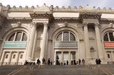 Trước lối vào Bảo tàng Metropolitan huyền thoại ở New York.