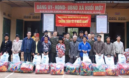 Đại diện Báo CAND, đại diện Công an tỉnh Sơn La trao quà Tết cho đồng bào nghèo xã Huổi Một (huyện Sông Mã).