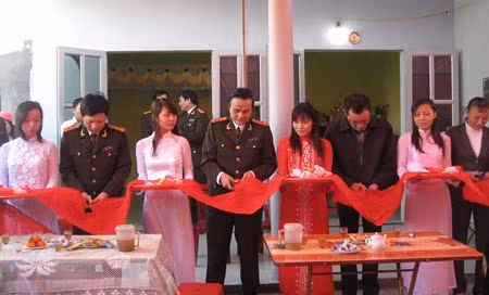 Đại tá Lưu Vinh, ông Lấm Tấn Lợi và các cán bộ Công an tỉnh Thái Bình cắt băng khánh thành nhà tình nghĩa tặng gia đình ông Lê Đức Kiên.