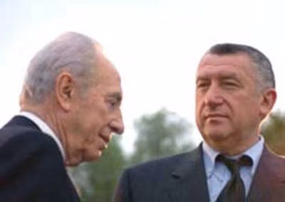"Vua nhôm" Nga M.Chernoy (phải) với Ngoại trưởng Israel Shimon Peres (hiện là tổng thống).