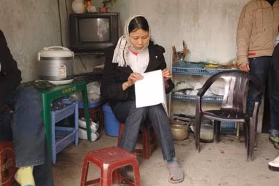 Chị Tựa với lá đơn trình báo mất con. Đây là nơi đêm nào gia đình chị Tựa cũng ngồi trong giá rét mong ngóng con trở về.