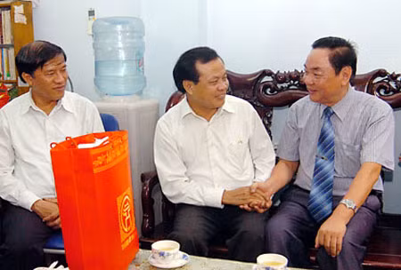 Gần 230 tỷ đồng tặng quà đối tượng chính sách, người nghèo ở Thủ đô ảnh 1