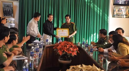 Với những thành tích xuất sắc trong công tác đấu tranh, điều tra khám phá tội phạm, nhiều đơn vị thuộc CA TP Đà Nẵng đã được chủ tịch UBND TP thưởng nóng.