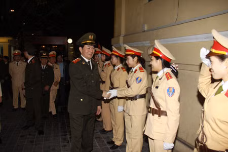 Bộ trưởng Trần Đại Quang và cán bộ, chiến sĩ Phòng Cảnh sát Giao thông Công an TP Hà Nội.