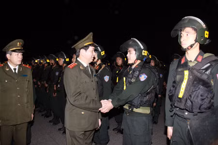 Bộ trưởng Trần Đại Quang và cán bộ, chiến sĩ Bộ Tư lệnh Cảnh sát Cơ động.