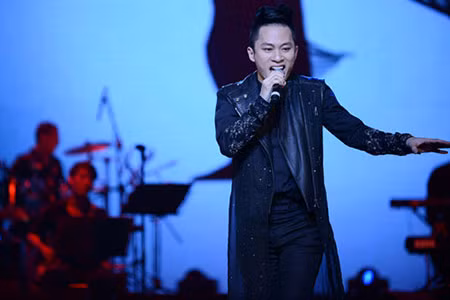 “Chiếc khăn piêu” do ca sĩ Tùng Dương thể hiện, đã xác lập ngôi vị Quán quân của Bảng xếp hạng (BXH) Bài hát yêu thích (BHYT) tuần 44 và hứa hẹn sẽ còn tạo nhiều dấu ấn trên BXH BHYT 2012.