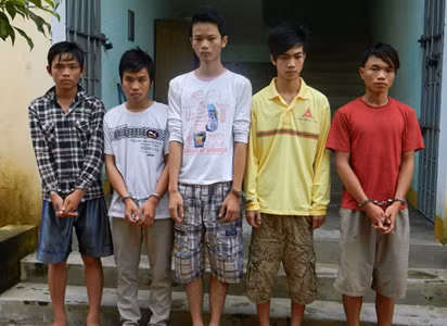5 tên cướp Dũng, Minh, Nhất, Quốc, Hòa bị bắt tại CA huyện Điện Bàn