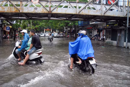 Những người đi tìm đường trên phố Cửa Đông bởi tới đoạn nào cũng ngập.