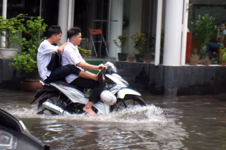 Tới trường.