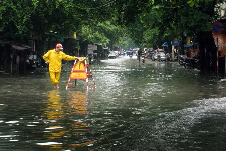 Nhân viên Công ty Thoát nước Hà Nội có mặt từ rất sớm nhưng vẫn không thể tránh được ngập úng bởi lượng nước quá lớn.