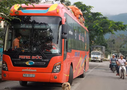 Chiếc xe BKS 75B-00101 “nhồi khách” bị lực lượng CSGT cửa ô Liên Chiểu, Đà Nẵng tạm giữ.