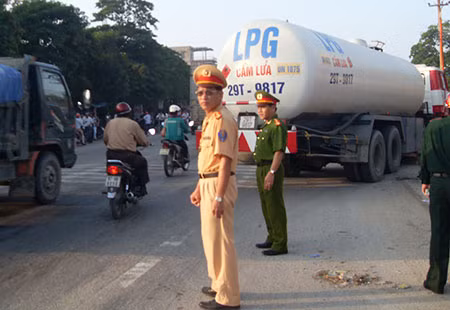 Công an huyện Quỳnh Lưu có mặt xử lý, điều tiết giao thông.