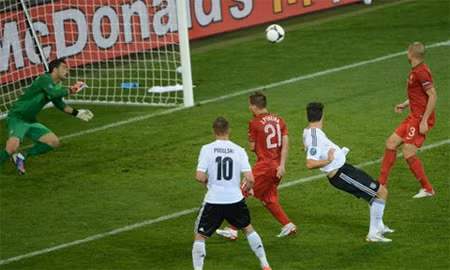 Mario Gomez đánh đầu ghi bàn đem thắng lợi về cho Đức.
