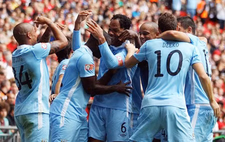 Các cầu thủ Man City vui mừng sau bàn mở tỷ số của Lescott.