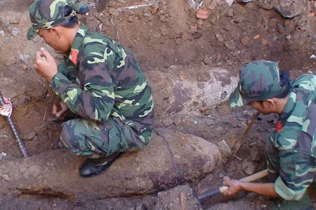 TP Hồ Chí Minh: Đào móng nhà “lộ” hai quả bom gần 1 tấn ảnh 2