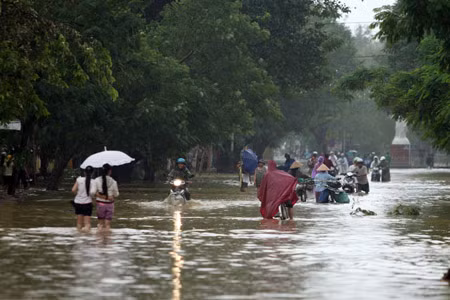 Mưa lớn khiến nhiều tuyến phố tại TP Huế chìm trong nước.
