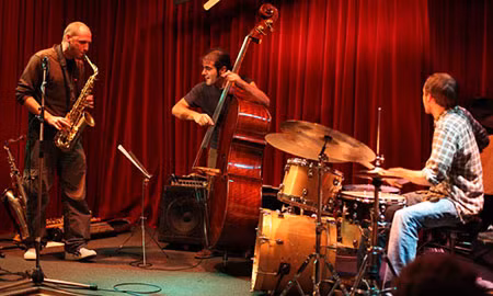 Nhóm nhạc Manuel Hermia Trio đến từ vùng Wallonia Brussels (Bỉ) sẽ đưa khán giả vào các điệu nhạc jazz tinh tế với đam mê cháy bỏng.