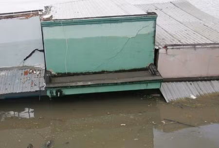 Những căn nhà bị nhấn chìm trong bể nước.