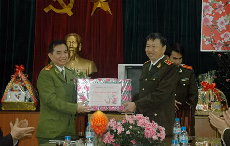 Trung tướng Tô Lâm chúc Tết, tặng quà động viên cán bộ, chiến sĩ CA phường Giảng Võ.