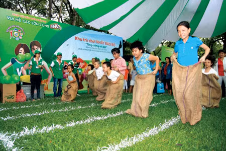 Trong ngày hội, các em được tham gia nhiều trò chơi có thưởng, sôi động hấp dẫn.