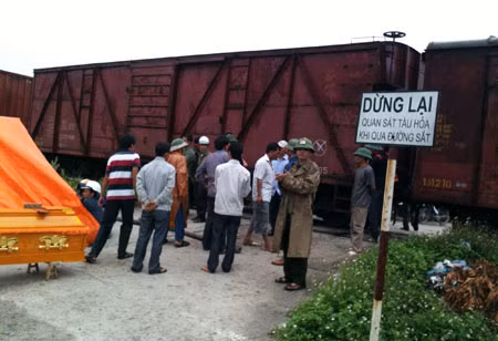 Qua đường ngang lúc tàu đến, 1 phụ nữ thiệt mạng ảnh 1