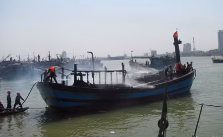 Đà Nẵng: Cháy tàu ngư dân ngày đầu xuất bến ảnh 1