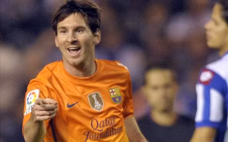 Ghi một cú đúp, Messi vượt Pele ảnh 1