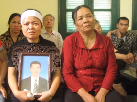 Vợ và mẹ anh Tài ngồi thất thần khi dự tòa.