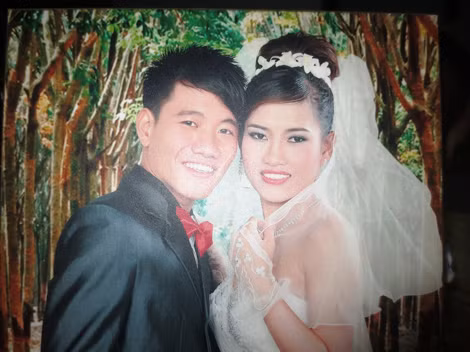 Ly cùng vợ trong ngày cưới.