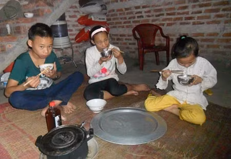 Bữa ăn của ba đứa con của chị Khích.