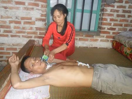 Chị Khích, ngày qua ngày vẫn gắng gượng chăm lo cho người chồng bị tâm thần hoang tưởng.