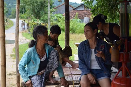 Một nạn nhân (mặc áo zin) kể lại sự việc bị dân làng đuổi đánh, ghẻ lạnh vì bị vu làm phù thủy, có CĐTĐ.