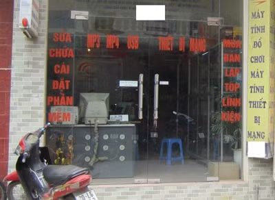 Một cửa hàng bán “đồ của James Bond” ở Hà Nội.