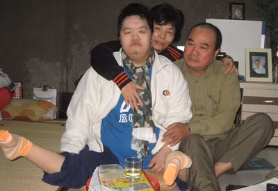 Vợ chồng ông Nghiêm Việt Thắng và đứa con bị nhiễm chất độc da cam.