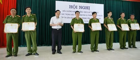 Trao thưởng cho đại diện các tập thể và cá nhân tham gia điều tra vụ án chung cư G4.