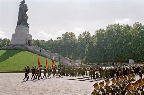 Lễ rút quân trước Đài tưởng niệm các chiến sĩ Xôviết ở Berlin.