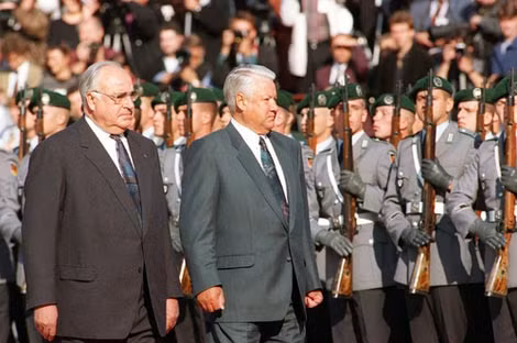 H. Kohl và B. Yeltsin (bên phải) trong buổi lễ rút quân.