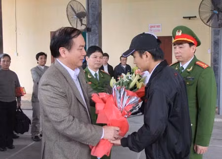 Đại tá Nguyễn Văn Bính, Phó Giám đốc Công an tỉnh Thanh Hóa tặng hoa tổ công tác.