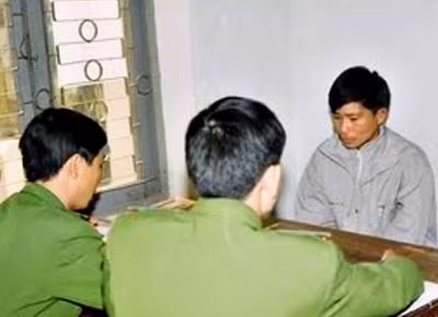 Cơ quan điều tra lấy lời khai đối tượng Quàng Văn Hơn.