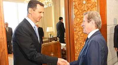 Tổng thống Syria Bashar al-Assad (trái) trong cuộc tiếp kiến Ngoại trưởng Pháp Bernard Kouchner hôm 23/5 tại Damas.