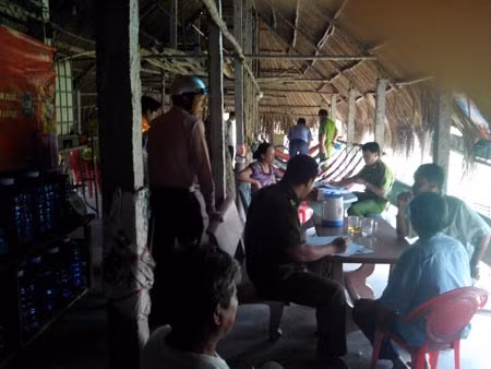 Cảnh sát đang điều tra và khám nghiệm hiện trường.