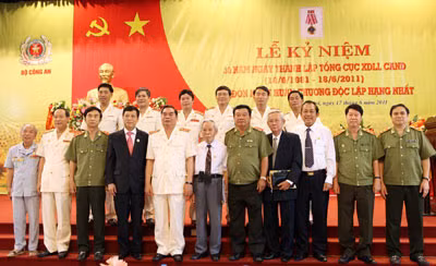 Lãnh đạo Bộ Công an và các Ban, ngành Trung ương chụp ảnh lưu niệm với lãnh đạo Tổng cục XDLL CAND.