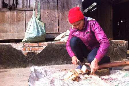 Chị Lường Thị Nguyệt ở xã Thạch Kiệt, huyện Tân Sơn (Phú Thọ) đã có lịch xuất cảnh mà chồng không cho đi nhưng vẫn mong mỏi sẽ được tham gia đi để thoát nghèo.