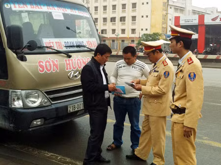 CSGT kiểm tra xe khách lưu thông trên đường.