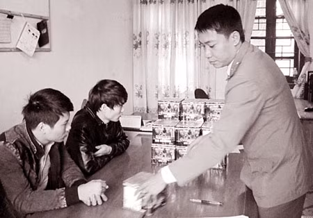 Công an huyện Kỳ Anh bắt quả tang 2 đối tượng buôn bán pháo nổ.