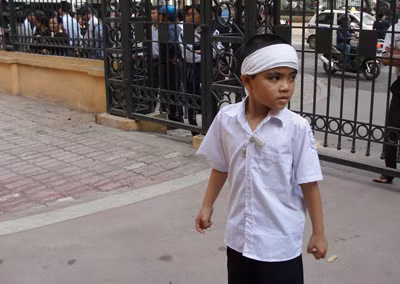 Hành vi côn đồ của hai bố con Tại và Trọng đã khiến cháu Phạm Huy Minh côi cút.
