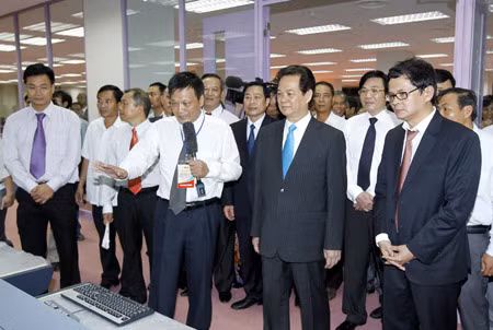 Thủ tướng Nguyễn Tấn Dũng thăm Phòng trung tâm phát sóng thời sự. Ảnh: TTXVN.