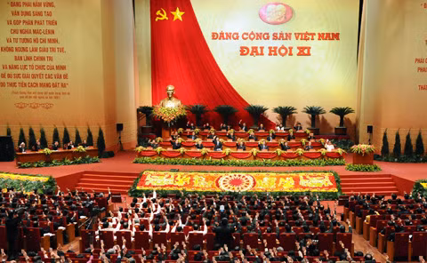Đoàn Chủ tịch và các đại biểu dự Đại hội XI của Đảng.